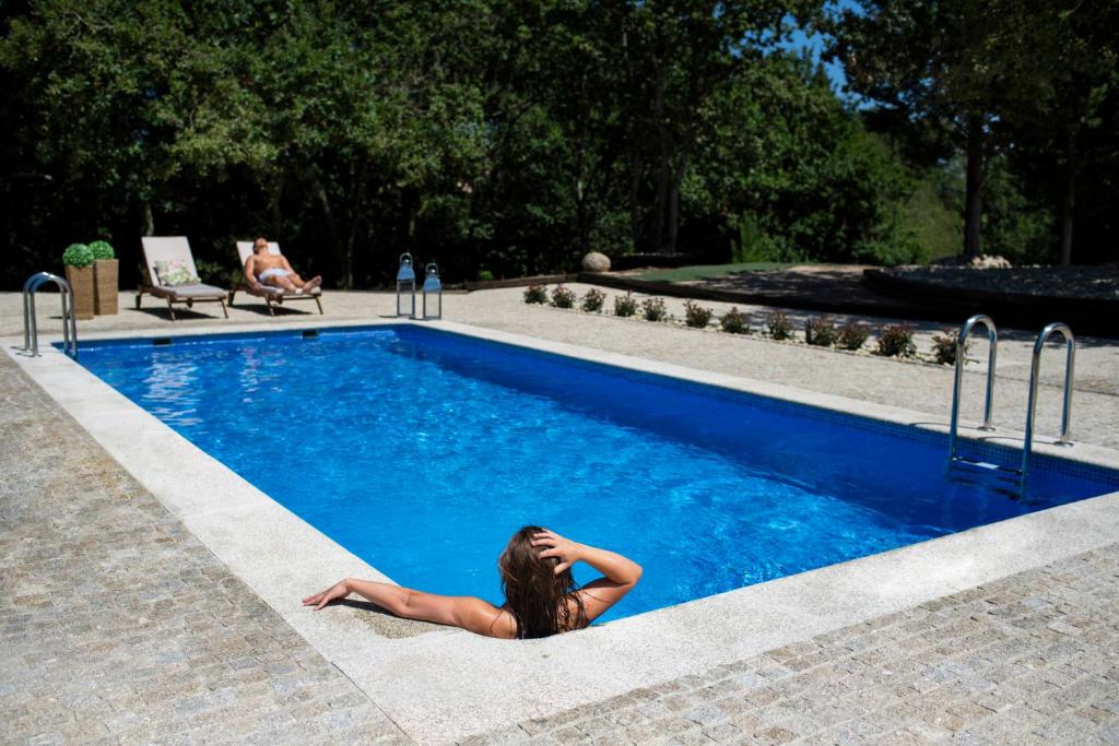Bazén v ubytování Casa da Muiñeira nebo v jeho okolí