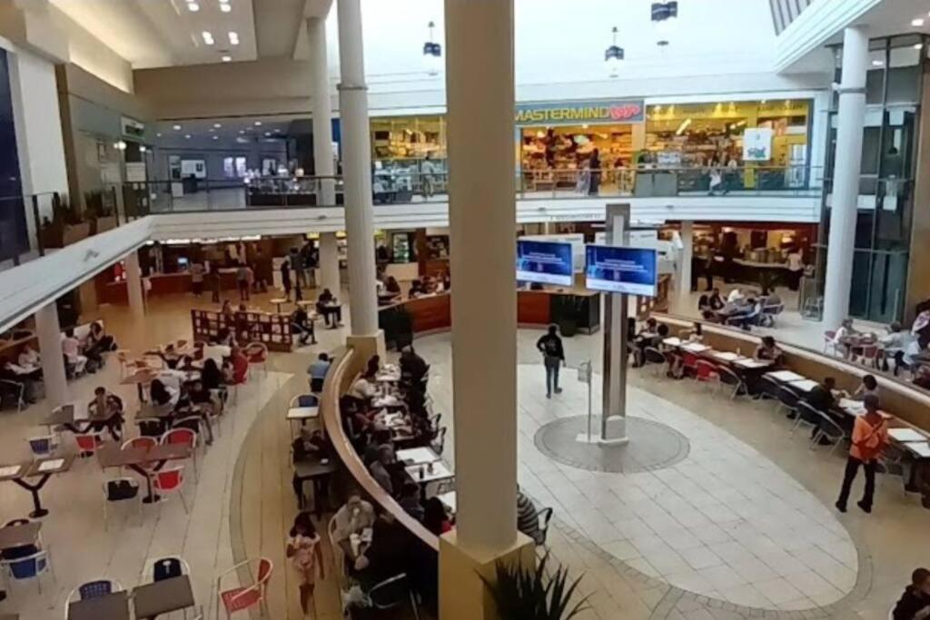una vista aérea de un centro comercial con gente sentada en sillas en Adorable Private Suite in Ajax, unique 2 story en Ajax