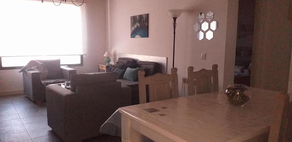 - un salon avec une table et un canapé dans l'établissement Departamento "Avanti", à San Martín de los Andes