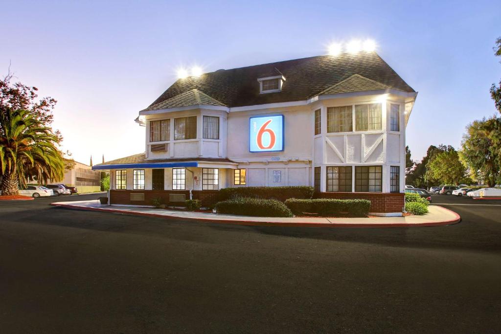 un gran edificio blanco con un cartel. en Motel 6-Fremont, CA - North, en Fremont