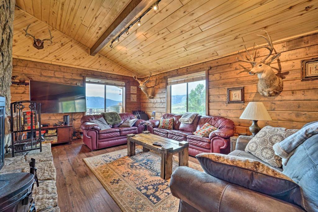 Posezení v ubytování Sprawling Mountain-View Cabin 5 Mi to Mesa Verde