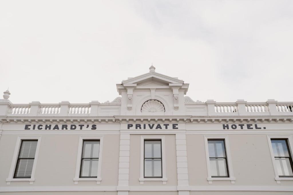 un edificio blanco con las palabras Elefantes hotel privado en Eichardt's Private Hotel, en Queenstown