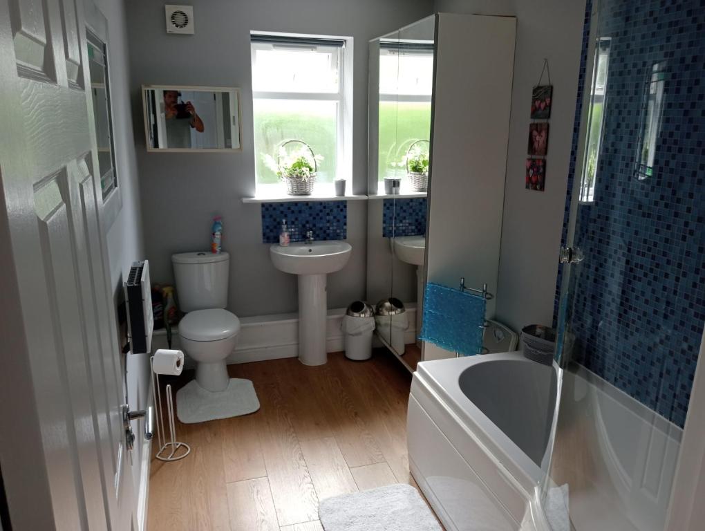 a bathroom with a sink and a toilet and a tub at Green Street Retreat in York