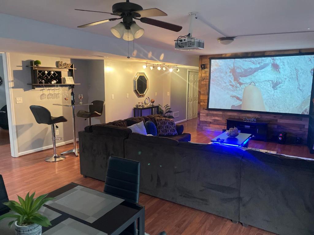 Gallery image of Cute 2-BRM Walkout apt with pool table and theater in Lexington