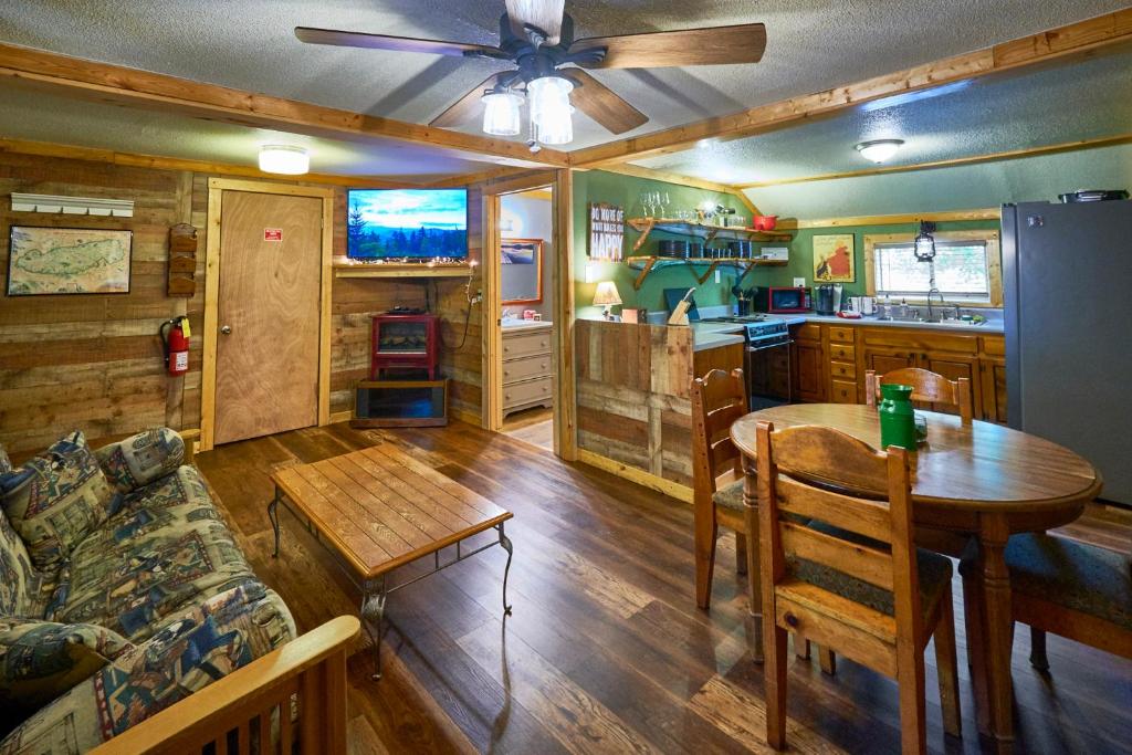 Steps from Downtown Pigeon Forge Parkway + Private Hottub and firepit - Wifi - Firefly Bungalows - Bungalow Familiar