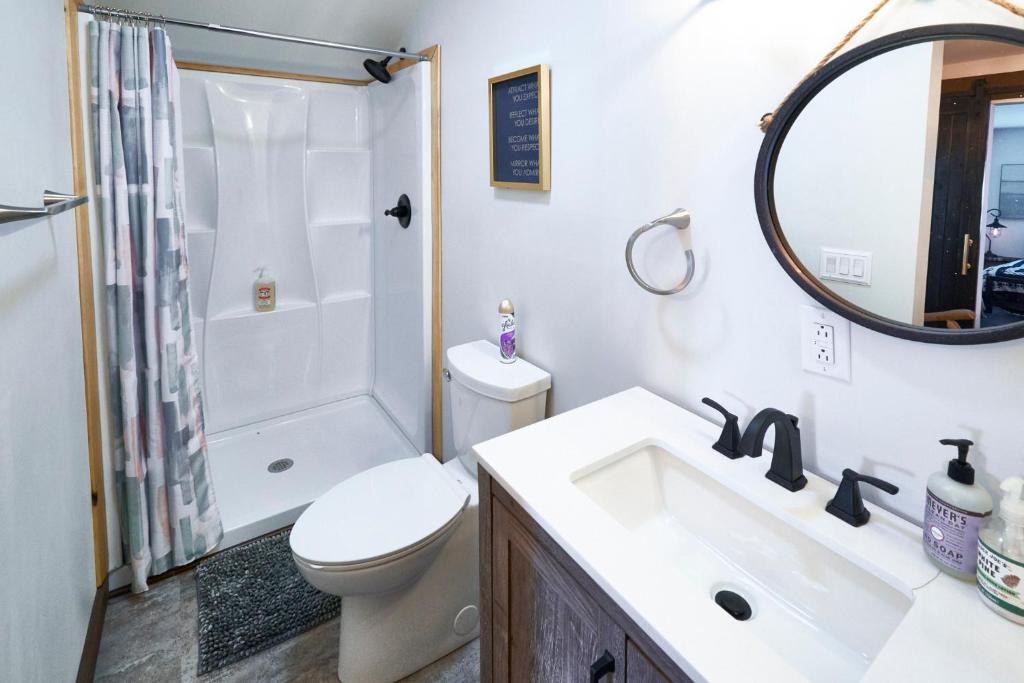Steps from Downtown Pigeon Forge Parkway + Private Hottub and firepit - Wifi - Firefly Bungalows - Bungalow De Una Habitación