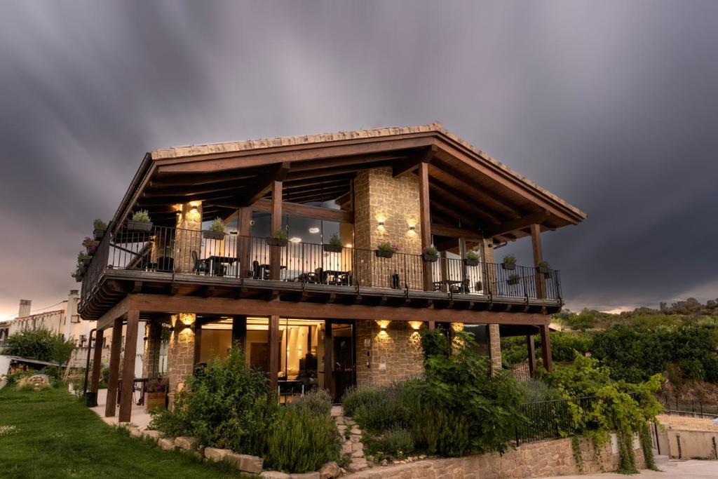 Lorca的住宿－Casa Nahia Hostal Rural，带阳台的大房子