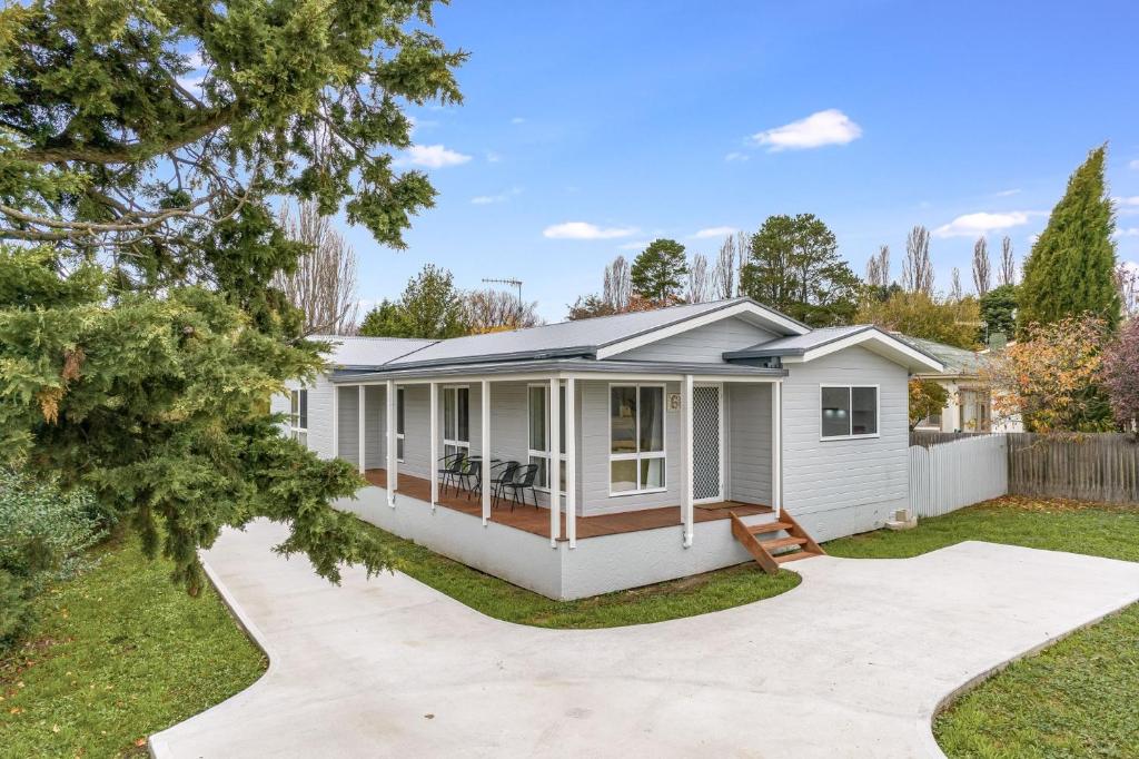 une maison dans la banlieue avec une allée dans l'établissement 61 Myack Street, à Berridale