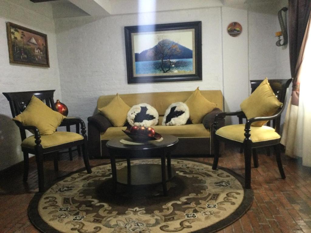 sala de estar con sofá y 2 sillas en Beautiful Colonial House, en Cali