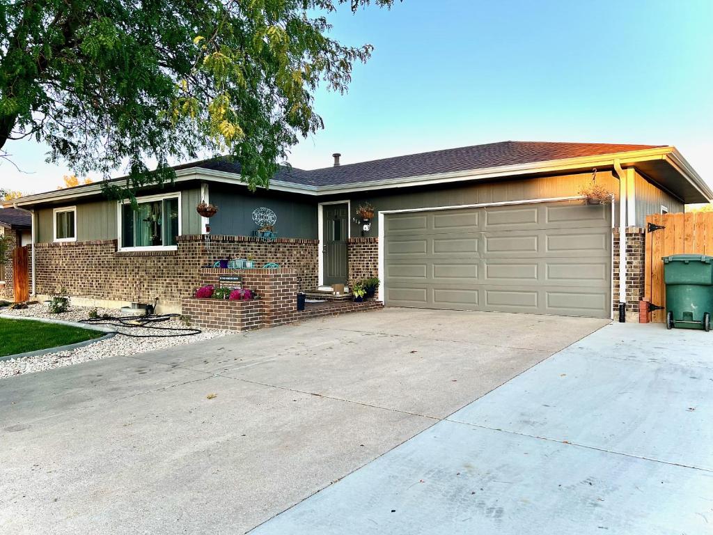 A Cheerful 4-Bedroom Ranch Style Home - Housity