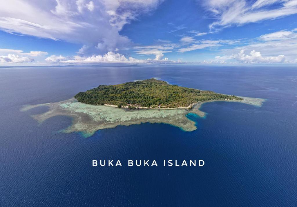 una isla en el océano con el nombre de isla bulka bulka en Reconnect - Private Island Resort & Dive Center Togean - Buka Buka Island en Ampana