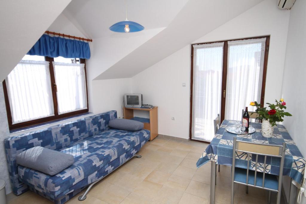 Posezení v ubytování Apartments with a parking space Tribunj, Vodice - 6223