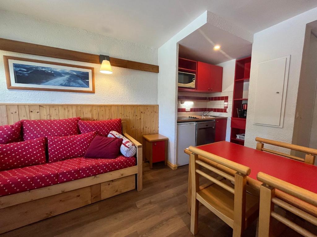 Plagne 1800にあるAppartement Plagne 1800, 2 pièces, 4 personnes - FR-1-351-40のリビングルーム(赤いソファ、テーブル付)