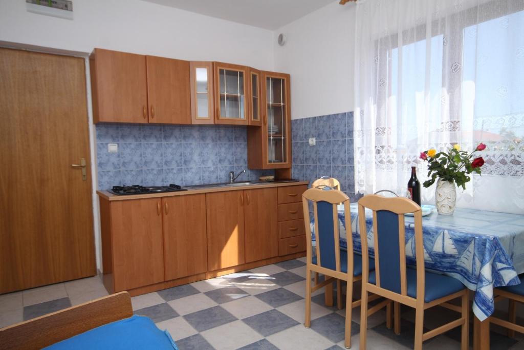Kuchyň nebo kuchyňský kout v ubytování Apartments with a parking space Tribunj, Vodice - 6223
