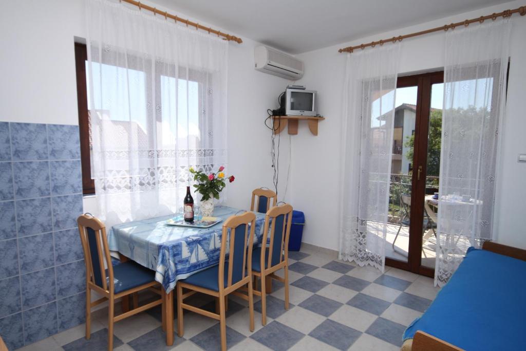 Fotografie z fotogalerie ubytování Apartments with a parking space Tribunj, Vodice - 6223 v destinaci Tribunj