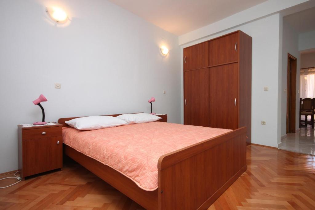 Łóżko lub łóżka w pokoju w obiekcie Apartments with a parking space Tkon, Pasman - 6216