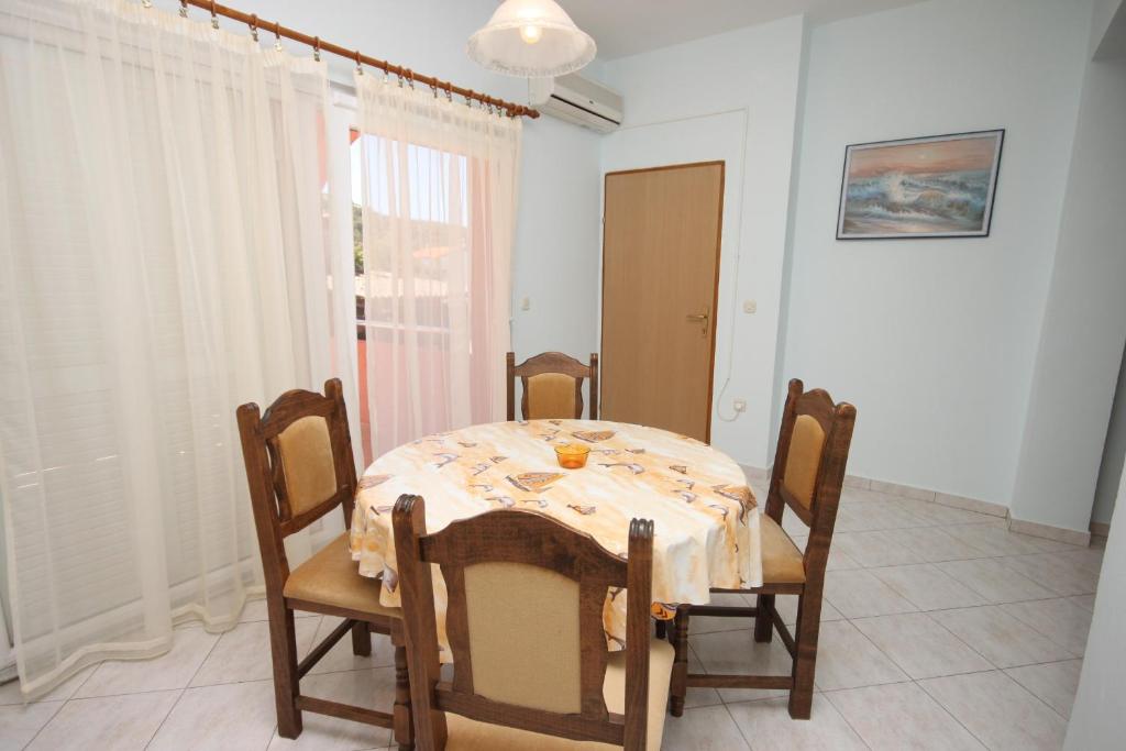 Zdjęcie z galerii obiektu Apartments with a parking space Tkon, Pasman - 6216 w mieście Tkon