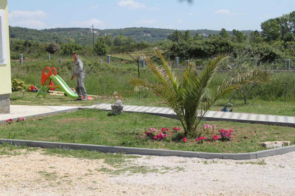 Vonkajšia záhrada v ubytovaní Apartments with parking spaces Ljubac, Zadar - 6244