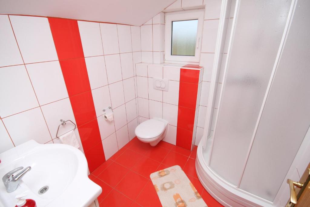 Kúpeľňa v ubytovaní Apartments with parking spaces Ljubac, Zadar - 6244