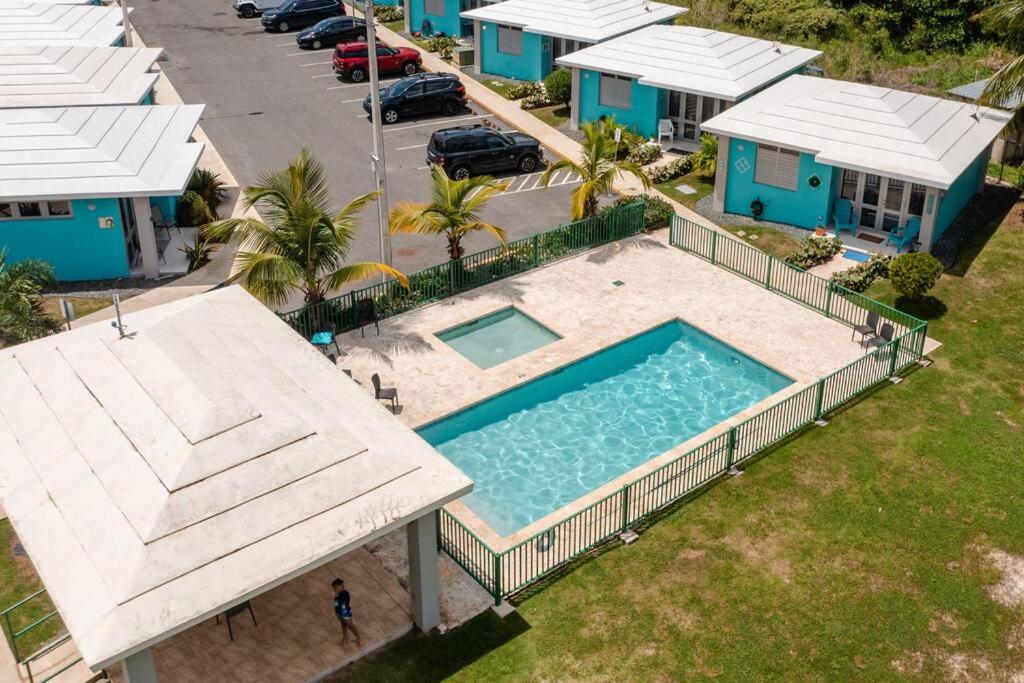 Beautiful Ocean Front Villaの敷地内または近くにあるプール