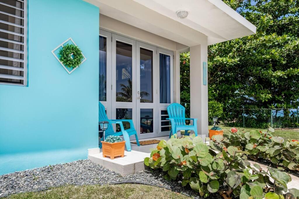 Beautiful Ocean Front Villaにある庭