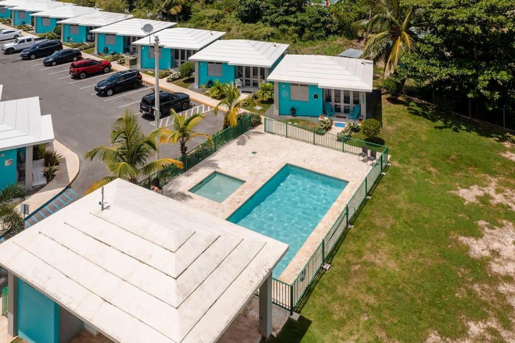 Beautiful Ocean Front Villaの敷地内または近くにあるプール
