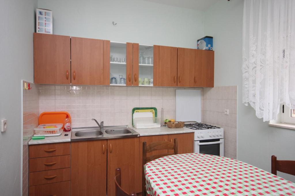 Zdjęcie z galerii obiektu Apartments with a parking space Sukosan, Zadar - 6332 w Sukošanie
