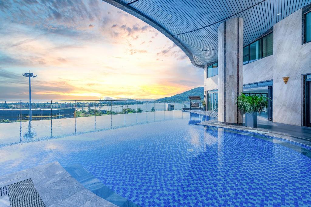 峴港的住宿－Alan Sea Hotel Danang，建筑物一侧的游泳池