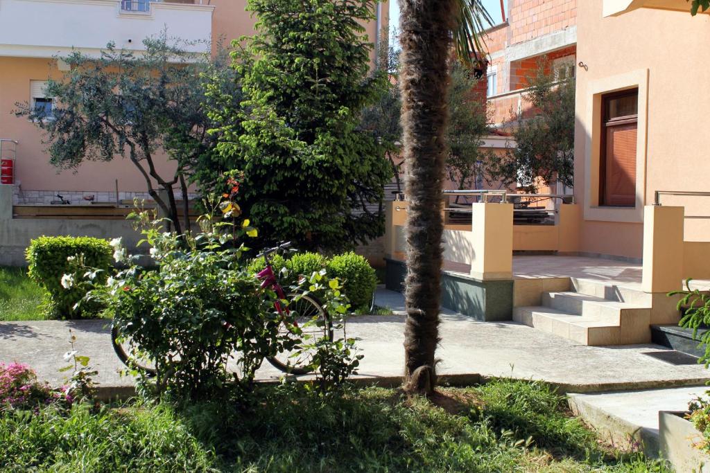 Vonkajšia záhrada v ubytovaní Apartments by the sea Sukosan, Zadar - 6229