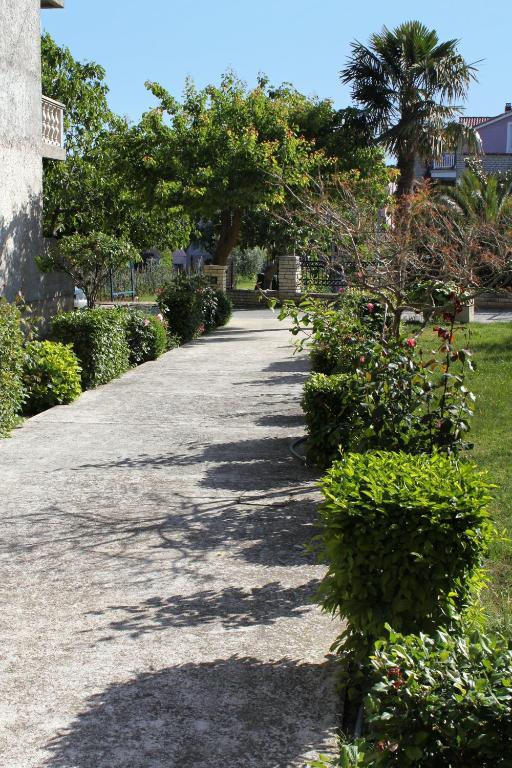 Vonkajšia záhrada v ubytovaní Apartments by the sea Sukosan, Zadar - 6229