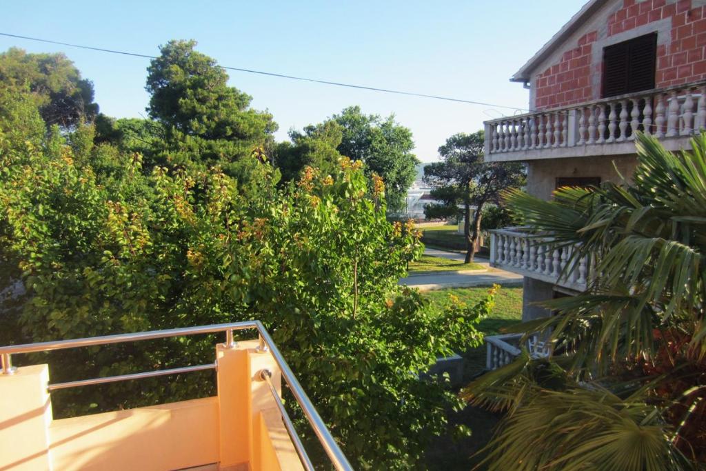 Vonkajšia záhrada v ubytovaní Apartments by the sea Sukosan, Zadar - 6229