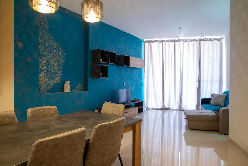 TV a/nebo společenská místnost v ubytování Sea-view Apartment in Marsalforn