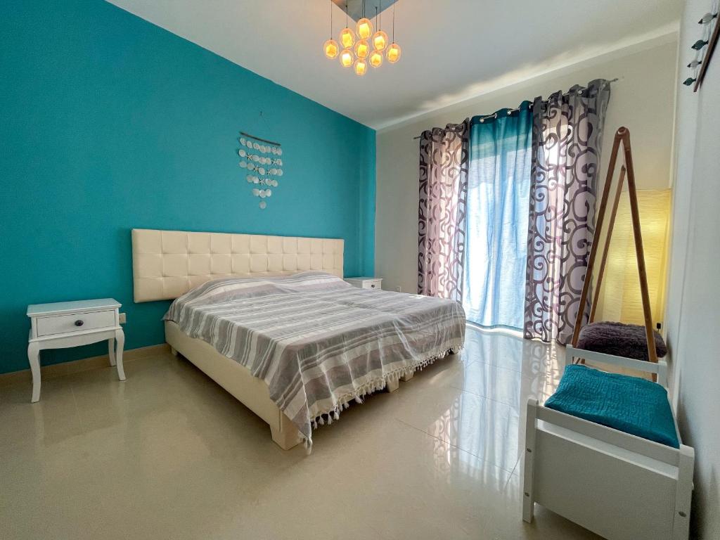 Postel nebo postele na pokoji v ubytování Sea-view Apartment in Marsalforn