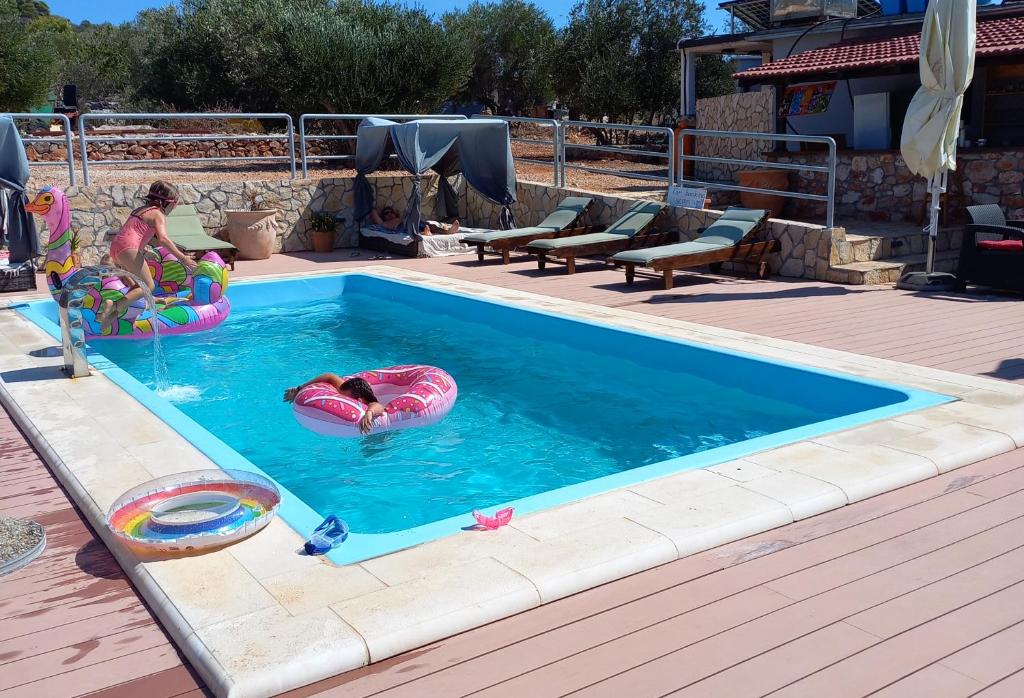 Bazén v ubytování Beach house Hela - resort & tavern BAIN, free transport, pool, Island of Žut - Kornati nebo v jeho okolí