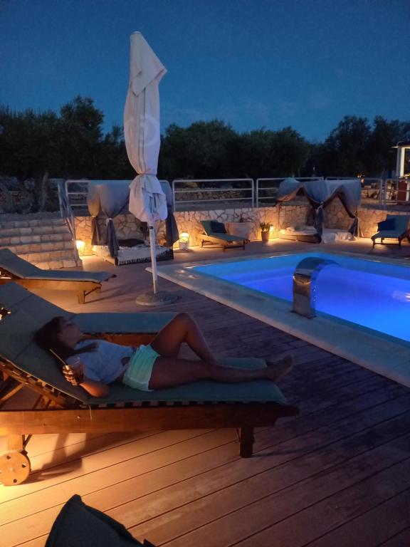 Bazén v ubytování Beach house Hela - resort & tavern BAIN, free transport, pool, Island of Žut - Kornati nebo v jeho okolí