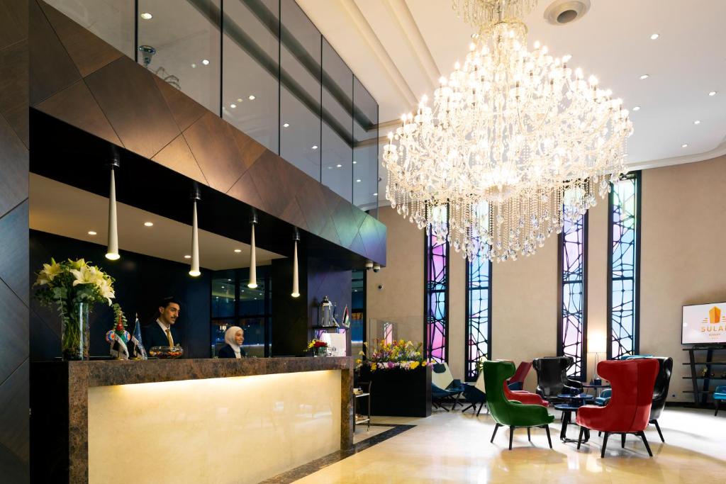 Un restaurante o sitio para comer en Sulaf Luxury Hotel