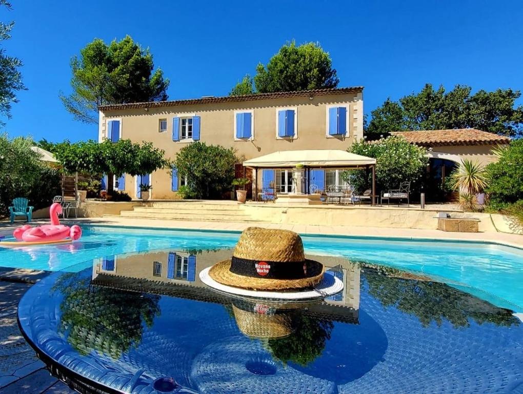 a hat sitting on top of a swimming pool at Appel du Luberon in Mérindol