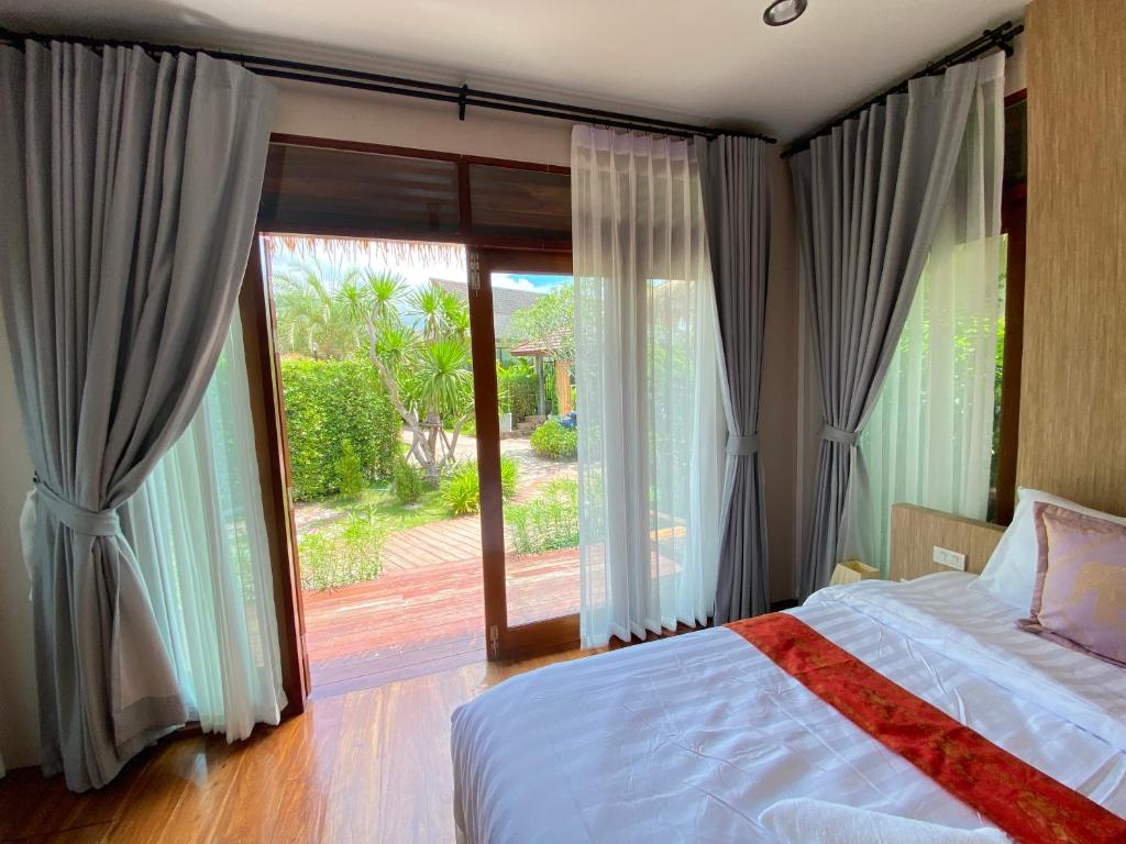เทียนหอม อัมพวา รีสอร์ท - Triple Room With Pool View