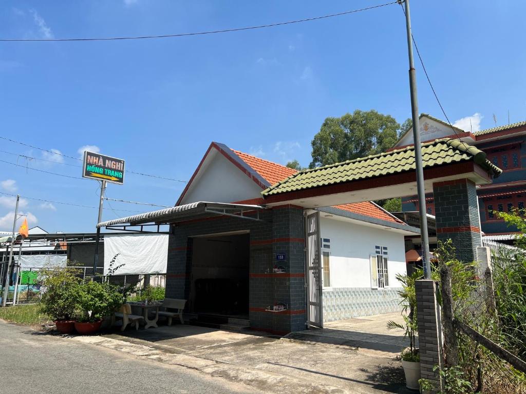 une petite maison blanche avec un garage dans l'établissement Nhà Nghỉ Hồng Trang - Thủ Dầu Một, à Xóm Mới (1)