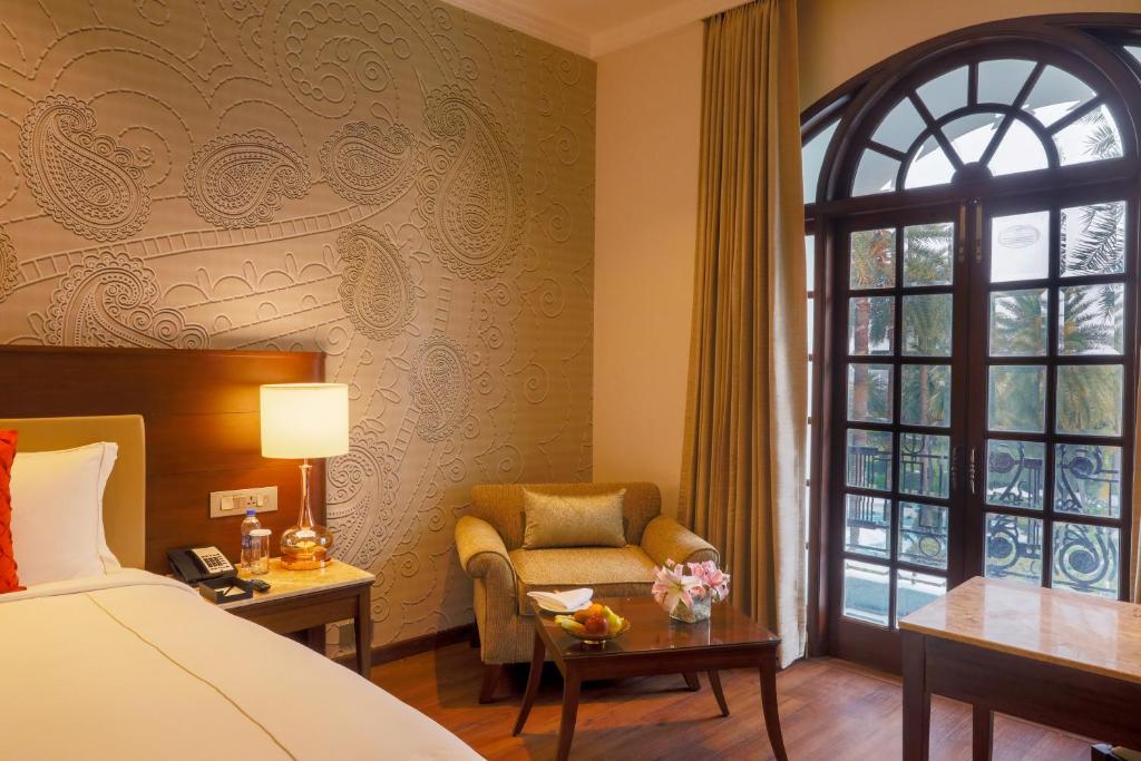Taj Mahal Lucknow - Superior Kamer King Bed Pool Uitzicht