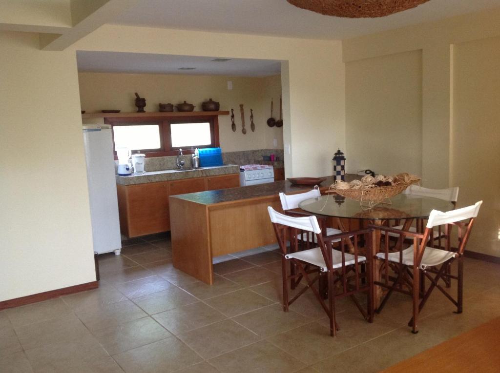 a kitchen with a table and chairs in a room at Pipa Hills Casa Bromélia in Pipa