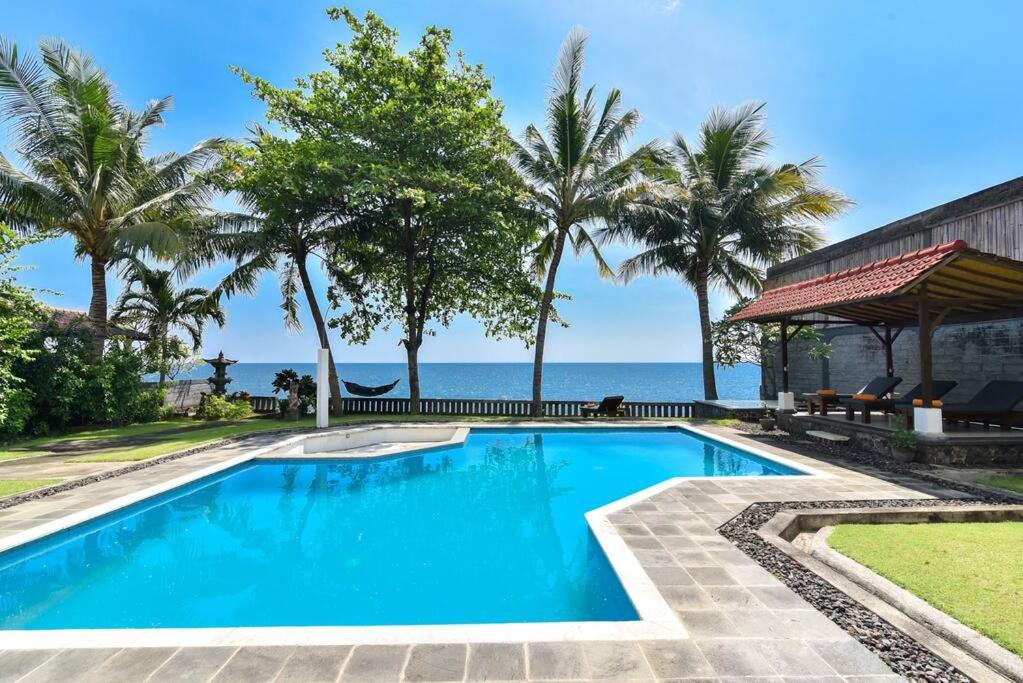 BuktiにあるVilla Kupu Kupuの海を背景にしたプール