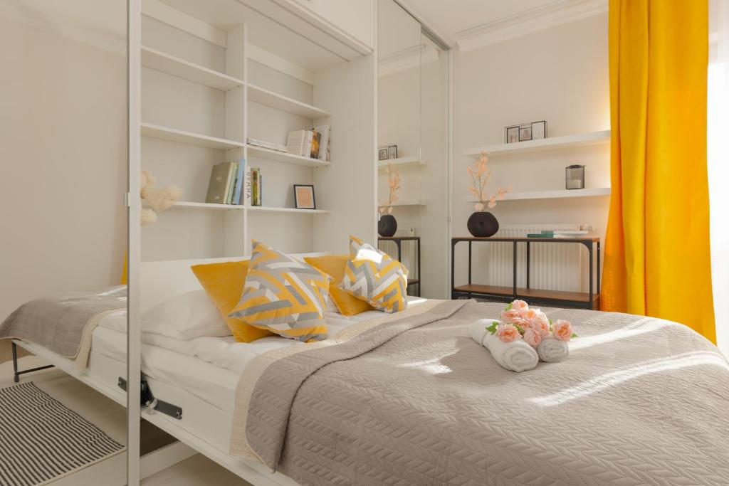 Lakeview Apartment Kapelanów Armii Krajowej by Noclegi Renters - One-Bedroom Apartment