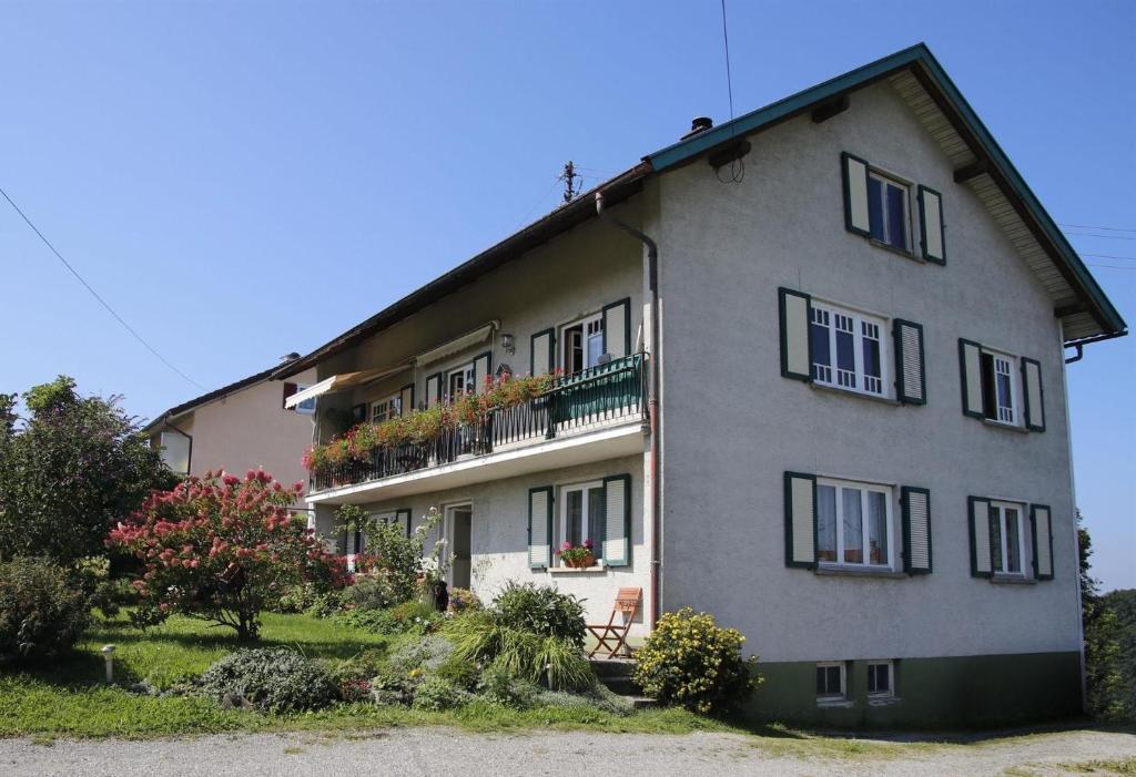 a large house with a balcony on the side of it at Ferienwohnung Loretta in Hergatz