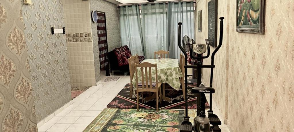 - un couloir avec une table et des chaises dans la chambre dans l'établissement Haramain NZ Homestay, à Hulu Langat