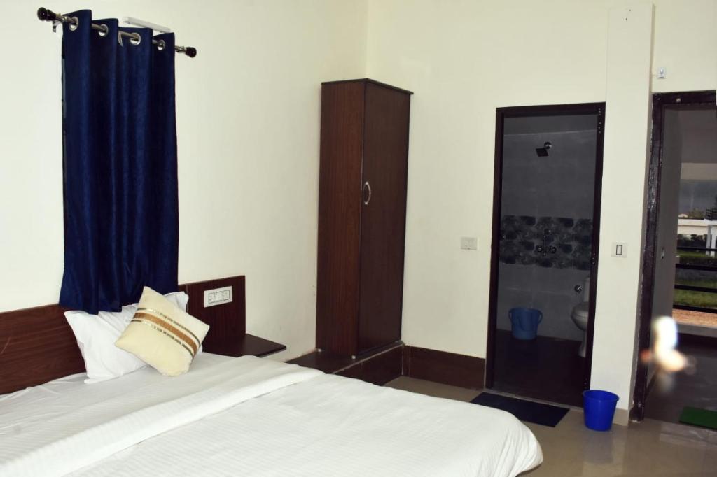 Postel nebo postele na pokoji v ubytování Corbett Bhavesh home Stay