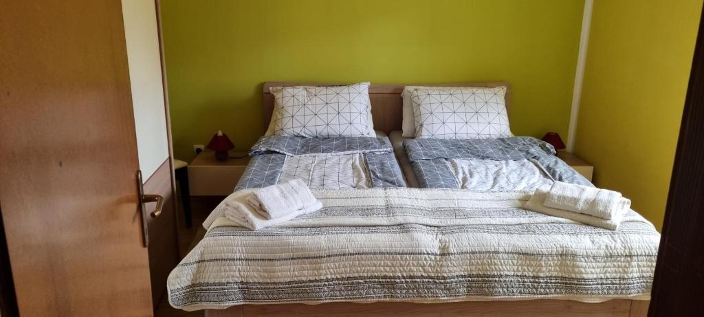 Säng eller sängar i ett rum på APARTMA ŽELE