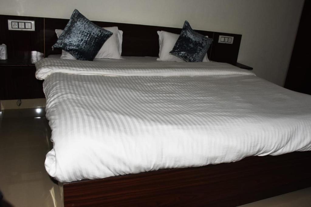 Postel nebo postele na pokoji v ubytování Corbett Bhavesh home Stay