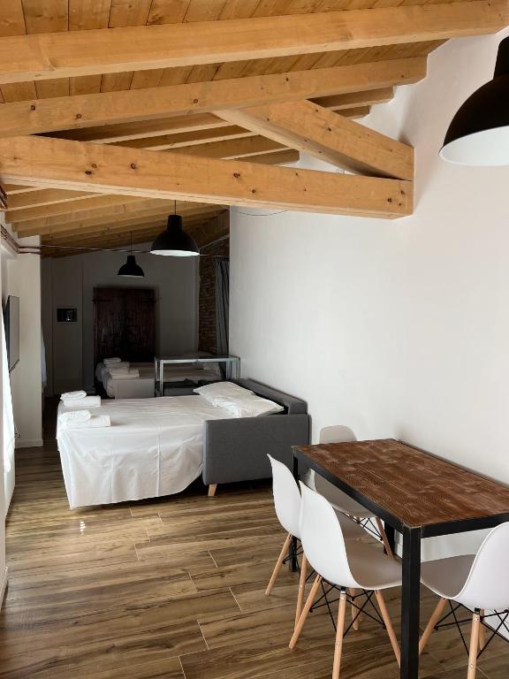 Łóżko lub łóżka w pokoju w obiekcie Borgovivobg il tuo rifugio in centro città