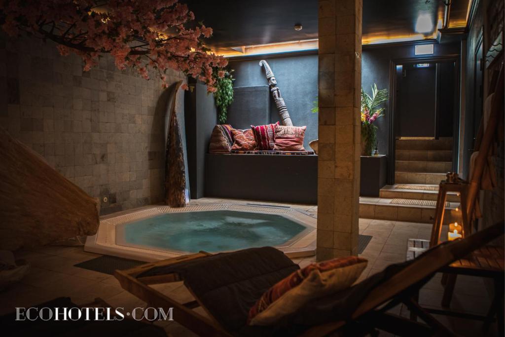 a jacuzzi tub in a room with a couch at Axel Guldsmeden in Copenhagen